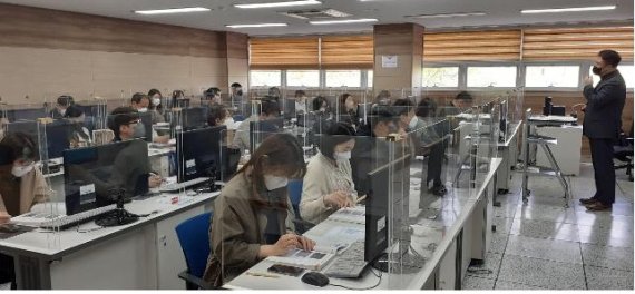 [울산=뉴시스] 구미현 기자 = 한국폴리텍대학 울산캠퍼스는 18일 함월관에서 울산시 지방 공무원을 대상으로 전문교육훈련과정을 시작했다. 2022.04.18. (사진=울산폴리텍대 제공) photo@newsis.com *재판매 및 DB 금지