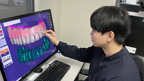 대구보건대 졸업생 김광현씨가 미국 시카고 지역의 'LSK 121' 덴탈 랩에서 최신 디지털 장비를 이용해 환자의 치아를 디자인 하고 있다. 사진=대구보건대 제공