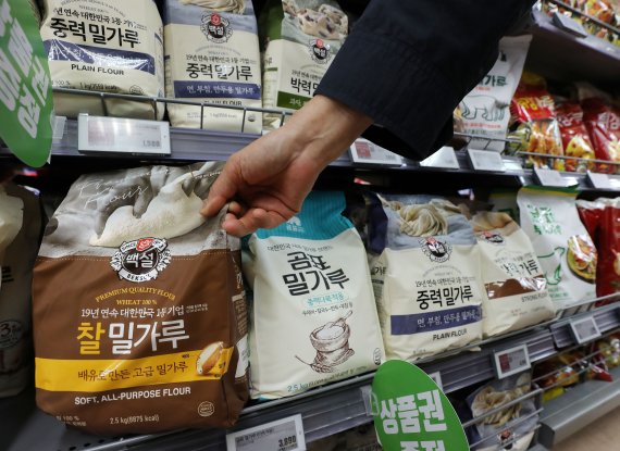 지난 6일 서울 한 대형마트에서 한 시민이 밀가루를 구매하고 있다. /뉴스1 © News1 박세연 기자