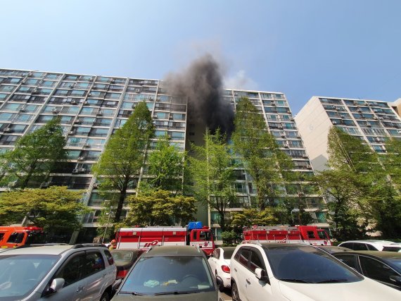 18일 오후 1시45분쯤 서울시 강남구 대치동 은마아파트에서 원인 미상의 화재가 발생했다. 강남소방서 제공. © 뉴스1