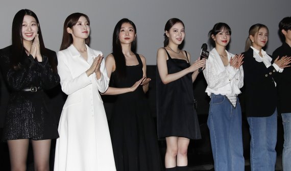 배우 이수민(왼쪽부터), 아린, 서지수, 이열음, 설아, 엑시가, 18일 오후 서울 강남구 코엑스에서 열린 '서울괴담' 언론시사회에서 무대 인사를 하고 있다. '서울괴담‘은 복수, 욕망, 저주에서 시작된 죽음보다 더한 공포를 선사하는 괴이하고 기이한 10가지 이야기를 다룬 옴니버스이다. 2022.4.18/뉴스1 © News1 권현진 기자