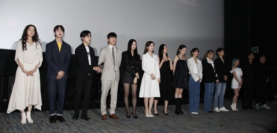 18일 오후 서울 강남구 코엑스에서 열린 '서울괴담' 언론시사회 참석한 영화 주역들이 무대인사를 하고 있다. 왼쪽부터 배우 이영진, 봉재현, 주학년, 이호원, 이수민, 아린, 서지수, 이열음, 설아, 엑시, 정원창, 알렉사, 김도윤, 홍원기 감독. '서울괴담‘은 복수, 욕망, 저주에서 시작된 죽음보다 더한 공포를 선사하는 괴이하고 기이한 10가지 이야기를 다룬 옴니버스이다. 2022.4.18/뉴스1 © News1 권현진 기자