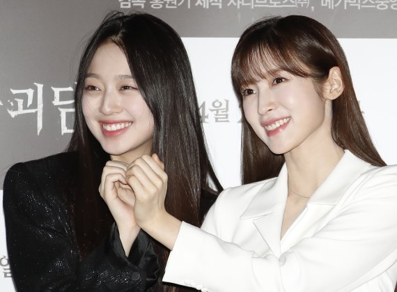 배우 이수민, 아린(오른쪽)이 18일 오후 서울 강남구 코엑스에서 열린 '서울괴담' 언론시사회에서 포즈를 취하고 있다. ‘서울괴담‘은 복수, 욕망, 저주에서 시작된 죽음보다 더한 공포를 선사하는 괴이하고 기이한 10가지 이야기를 다룬 옴니버스이다. 2022.4.18/뉴스1 © News1 권현진 기자