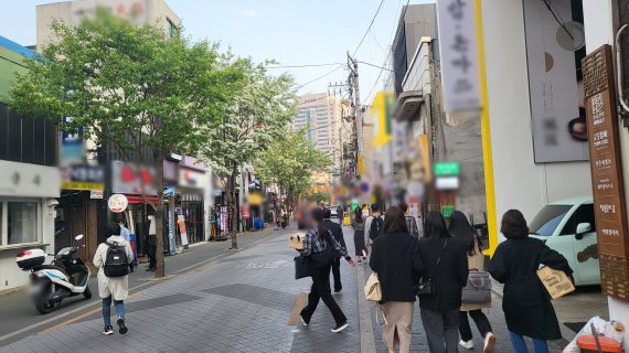 [대구=뉴시스] 고여정 기자 = 거리두기가 해제되는 18일 오후 대구시 중구의 한 거리. 2022.04.18 ruding@newsis.com