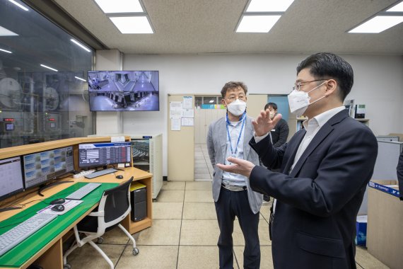 오병권 경기도지사 권한대행이 18일 수원시 연화장을 방문해 화장장 운영 현황을 점검하고, 관계자들을 격려했다.(경기도 제공)© 뉴스1