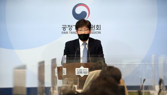 [세종=뉴시스] 강종민 기자 = 송상민 공정거래위원회 기업거래정책국장이 18일 오전 정부세종청사에서 수급사업자의 기술자료를 중국으로 유출한 삼성SDI에 대해 시정명령과 과징금 총 2억 7000만원을 부과한다고 밝히고 있다. 2022.04.18. ppkjm@newsis.com