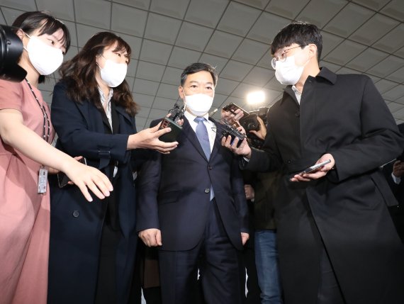 문재인 대통령과의 면담을 마친 김오수 검찰총장이 18일 오후 서울 서초구 대검찰청으로 복귀하던 중 취재진의 질문을 받고 있다. 김 총장은 이날 문 대통령과 청와대에서 만나 민주당의 검찰 수사권 분리 추진으로 인한 갈등 상황을 논의했다. 2022.4.18/뉴스1 © News1 이성철 기자