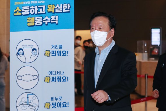 정호영 보건복지부 장관 후보자가 18일 오전 서울 서대문구 국민연금공단 서울북부지역본부에 마련된 인사청문회 준비 사무실로 출근해 취재진의 질문을 받고 있다. 2022.4.18/뉴스1 © News1 민경석 기자