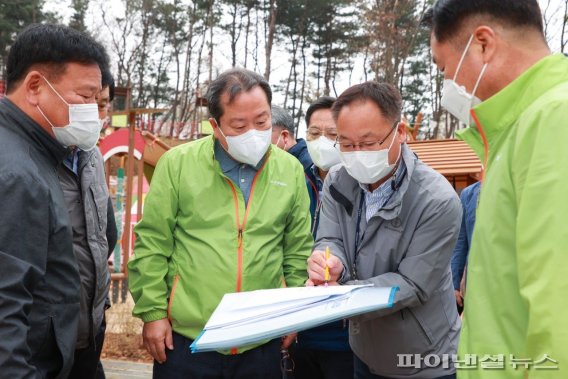 조광한 남양주시장 18일 화도근린공원에서 현장 브리핑 보고 청취. 사진제공=남양주시