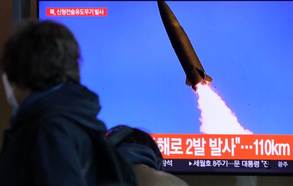 17일 오전 서울역 대합실에서 시민들이 북한의 신형전술유도무기 시험발사 관련 뉴스를 시청하고 있다. 2022.4.17/뉴스1 © News1 이동해 기자