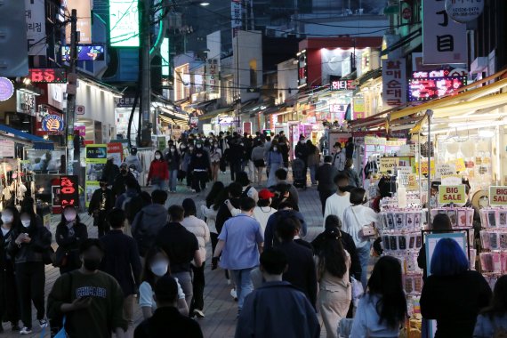 사회적 거리두기가 해제된 18일 저녁 서울 홍대거리가 시민들로 붐비고 있다. 2022.4.18/뉴스1 © News1 박세연 기자