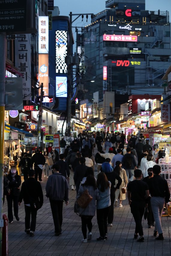 사회적 거리두기가 해제된 18일 저녁 서울 홍대거리가 시민들로 붐비고 있다. 2022.4.18/뉴스1 © News1 박세연 기자