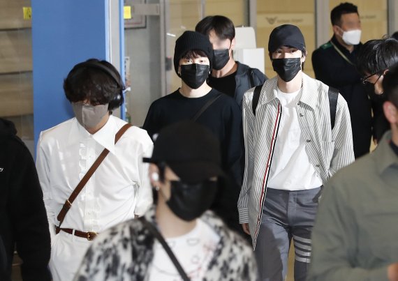 (인천공항=뉴스1) 권현진 기자 = 방탄소년단(BTS) 슈가, 뷔, 지민, 진이 미국 일정을 마치고 19일 오전 인천국제공항을 통해 귀국하고 있다. 2022.4.19/뉴스1 /사진=뉴스1화상