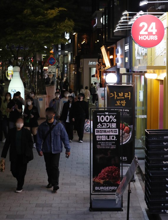 사회적 거리두기가 해제된 18일 저녁 서울 홍대거리의 한 음식점 입구에 24시간 영업을 알리는 간판에 불이 켜져있다. 2022.4.18/뉴스1 © News1 박세연 기자