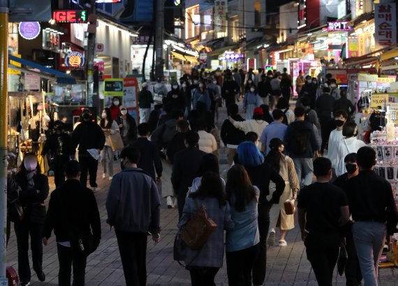 사회적 거리두기가 해제된 18일 저녁 서울 홍대거리가 시민들로 붐비고 있다. 2022.4.18/뉴스1 © News1 박세연 기자