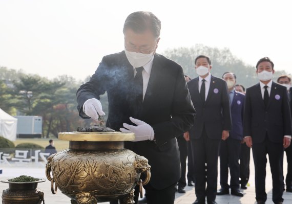 [서울=뉴시스] 전신 기자 = 문재인 대통령이 19일 오전 서울 강북구 국립 4.19 민주묘지 기념탑에서 분향하고 있다. 2022.04.19. photo1006@newsis.com <저작권자ⓒ 공감언론 뉴시스통신사. 무단전재-재배포 금지.> /사진=뉴시스화상