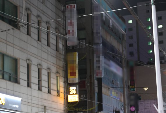 18일 오후 1시39분께 인천시 남동구 간석동 전체 8층짜리 건물 6층에서 거주민이 "시너를 뿌리고 불을 지르겠다＂는 신고가 119로 접수됐다. 경찰은 7시간을 넘긴 오후 8시께 주민 4명과 대치하고 있다.2022.4.18/뉴스1 © News1 박아론 기자
