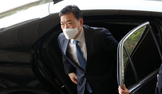 [서울=뉴시스] 추상철 기자 = 김오수 검찰총장이 19일 오전 서울 서초구 대검찰청으로 출근하고 있다. 2022.04.19. scchoo@newsis.com