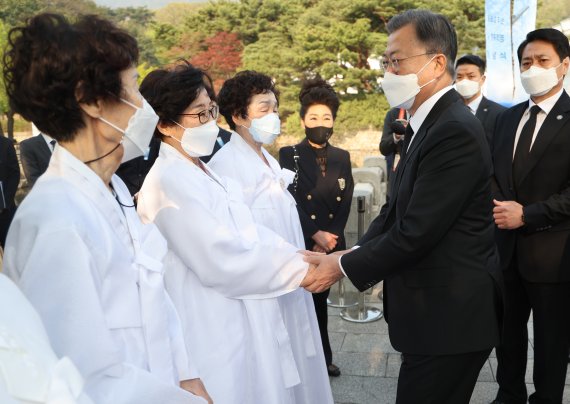 [서울=뉴시스] 전신 기자 = 문재인 대통령이 19일 오전 서울 강북구 국립 4.19 민주묘지를 참배한 뒤 유가족들을 위로하고 있다. 2022.04.19. photo1006@newsis.com