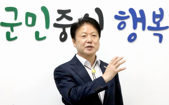 뉴스1과 인터뷰 중인 이병환 성주군수/© 뉴스1