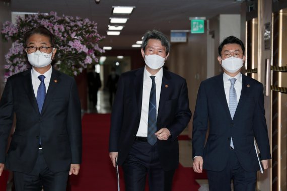 이인영 통일부 장관이 19일 서울 종로구 정부서울청사에서 열린 국무회의에 참석하고 있다.