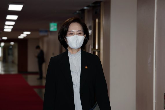 유은혜 사회부총리 겸 교육부 장관이 19일 서울 종로구 정부서울청사에서 열린 국무회의에 참석하고 있다.