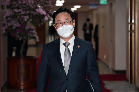 박범계 법무부 장관이 19일 서울 종로구 정부서울청사에서 열린 국무회의에 참석하고 있다.
