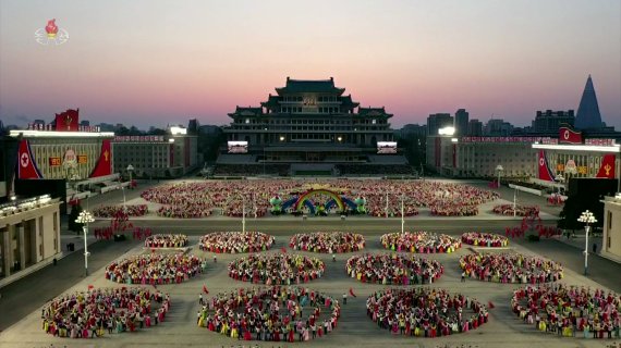 [서울=뉴시스] 지난 15일 북한 조선중앙TV는 평양 김일성광장에서 김일성 생일(태양절) 110주년 경축행사를 연 모습을 보도했다. (사진=조선중앙TV 갈무리) 2022.04.15. photo@newsis.com *재판매 및 DB 금지