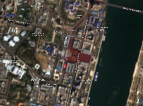 지난 15일 북한 평양 김일성광장 일대를 촬영한 인공위성 '센티널-2A'의 위성사진. 광장에서 카드섹션이 진행되고 있다. (센티널 허브 캡처) © 뉴스1