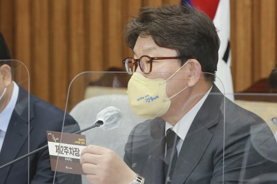 권성동 국민의힘 원내대표가 19일 오전 서울 여의도 국회에서 열린 원내대책회의에서 제62주년 4.19혁명 기념식의 '바다로 가는 강물처럼'의 슬로건에 대해 이야기 하고 있다. (공동취재사진) 2022.04.19. photo@newsis.com <저작권자ⓒ 공감언론 뉴시스통신사. 무단전재-재배포 금지.> /사진=뉴시스화상