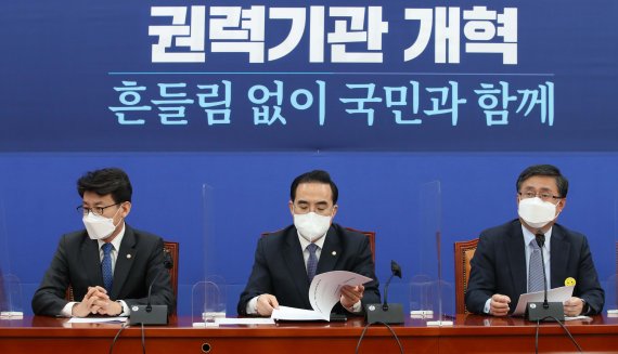 [서울=뉴시스] 최진석 기자 = 박홍근(왼쪽 두번째) 더불어민주당 원내대표가 19일 서울 여의도 국회에서 열린 원내대책회의에서 회의 자료를 살펴보고 있다. 왼쪽부터 진성준 원내수석부대표, 박 원내대표, 김성환 정책위의장 (공동취재사진) 2022.04.19. photo@newsis.com
