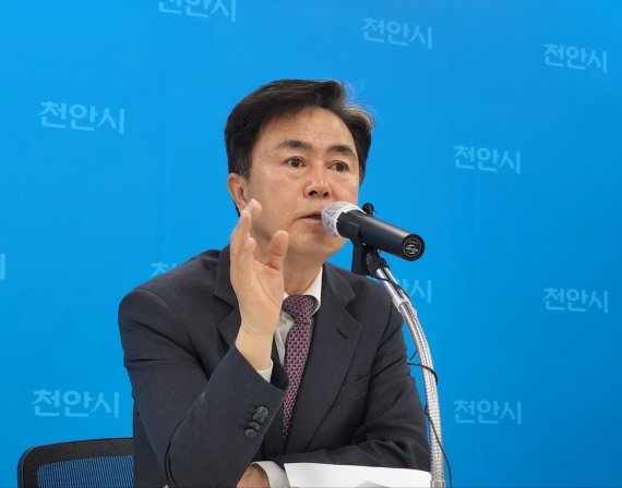 충남 천안시청 브리핑실에서 기자간담회 하는 김태흠 의원.© 뉴스1 /사진=뉴스1