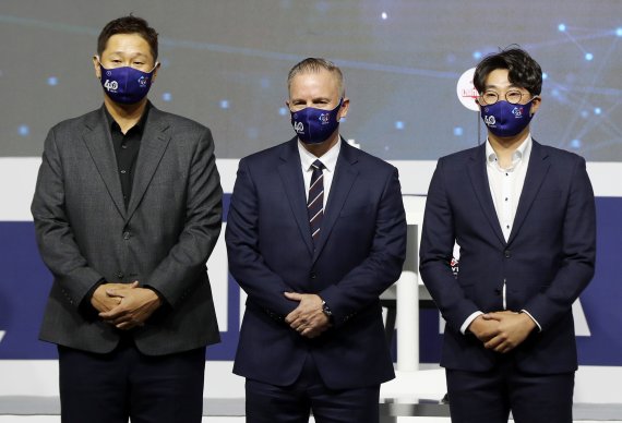 [서울=뉴시스] 추상철 기자 = 2022 신한은행 SOL KBO 미디어데이가 열린 31일 오후 서울 용산구 그랜드 하얏트 호텔 그랜드 볼룸에서 롯데 서튼 감독과 이대호, 박세웅이 입장하고 있다. 2022.03.31. scchoo@newsis.com