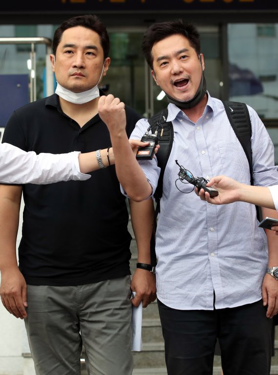 경찰이 유튜브 채널 '가로세로연구소(가세연)' 출연진인 강용석 변호사와 김세의 전 MBC기자에 대해 신청한 구속영장이 검찰에서 기각됐다. 강용석 변호사와 김세의 전 기자가 9일 오후 서울 강남경찰서를 나서며 취재진의 질문에 답하고 있다. 2021.9.9/뉴스1 © News1 이광호 기자