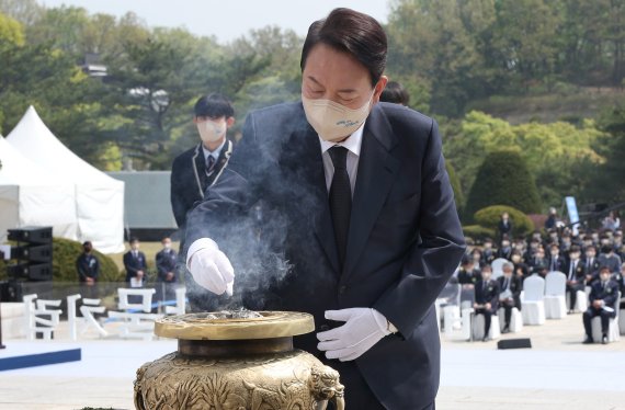 [서울=뉴시스] 인수위사진기자단 = 윤석열 대통령 당선인이 19일 서울 강북구 우이동 국립 4·19민주묘지에서 열린 제62주년 4·19혁명 기념식에서 분향을 하고 있다. 2022.04.19.