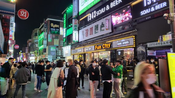 사회적 거리두기가 전면 해제되는 18일 0시를 넘긴 시간 서울 광진구 건대입구역 인근 거리가 북적이고 있다. 2022.4.18/뉴스1 © News1 이비슬 기자