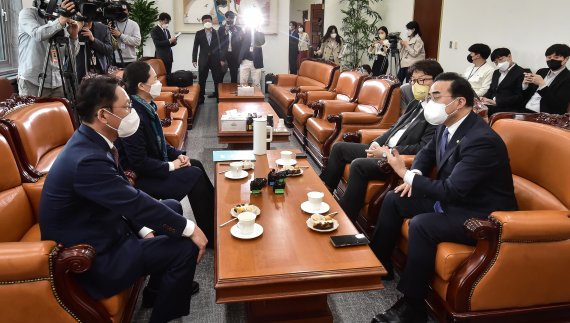 19일 서울 여의도 국회에서 열린 '검수완박' 입법 관련 4당 원내대표 회동에서 참석자들이 발언을 하고 있다. (공동취재)2022.4.19/뉴스1 © News1 유승관 기자