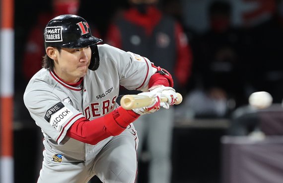 7일 오후 경기 수원 장안구 KT위즈파크에서 열린 프로야구 ‘2022 신한은행 SOL KBO리그’ KT 위즈와 SSG 랜더스의 경기 6회초 무사 1루 상황, SSG 오태곤이 번트하고 있다. 2022.4.7/뉴스1 © News1 이재명 기자