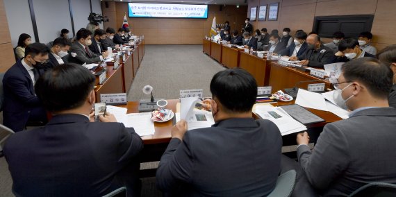 [광주=뉴시스] 변재훈 기자 = 대통령직인수위원회 기획위원들이 19일 오전 광주 서구 농성동 서구청에서 '화정아이파크 붕괴 사고' 수습대책 보고를 청취하고 있다. 2022.04.19. wisdom21@newsis.com