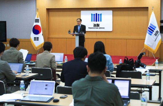 [제주=뉴시스] 우장호 기자 = 이원석 제주지검장이 19일 오후 제주지방검찰청 4층 대회의실에서 기자간담회를 열어 최근 더불어민주당이 추진하는 '검수완박'(검찰 수사권 완전 박탈) 법안과 관련한 입장을 설명하고 있다. 2022.04.19. woo1223@newsis.com