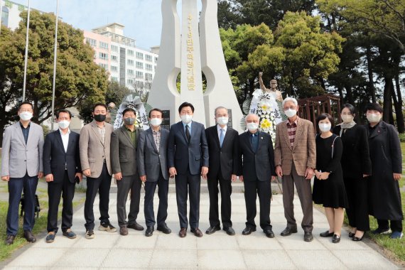 6.1지방선거에 더불어민주당 제주도지사 경선 후보로 나서는 국회 오영훈 의원과 (사)제주4.19기념회 관계자들이 19일 제주시 연동 소재 4.19민주혁명 기념탑 앞에서 기념 촬영을 하고 있다. (사진=오영훈 경선 후보 사무소 제공) 2022.04.19. photo@newsis.com *재판매 및 DB 금지