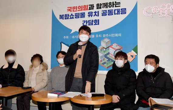 [광주=뉴시스] 변재훈 기자 = 이준석 국민의힘 대표가 지난 2월22일 오후 광주 북구 운암동 한 카페에서 지역 소상공인·청년과 함께 대형 복합쇼핑몰 광주 유치에 대해 이야기를 나누고 있다. 앞서 지난 16일 광주 집중 유세에 나선 윤석열 국민의힘 대선 후보가 '복합쇼핑몰 유치' 공약을 제시하면서 대선 정국에서 쟁점화됐다. 2022.02.22. wisdom21@newsis.com