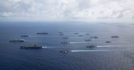 미국 해군 항공모함 '로널드 레이건' '칼 빈슨'과 영국 해군 항모 '퀸 엘리자베스', 일본 해상자위대 헬기 항모 '이세' 등 6개국 함선들이 지난 2월 3일 필리핀해에서 연합 훈련을 하고 있다. 사진=미군 인도·태평양사령부