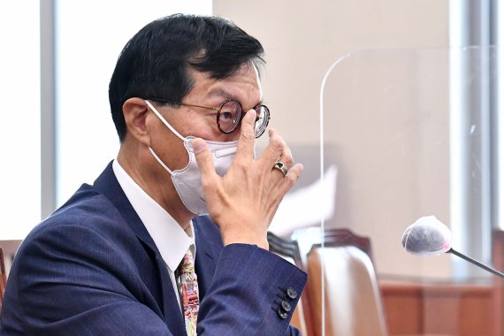 이 후보자가 19일 서울 여의도 국회에서 열린 인사청문회에서 안경을 고쳐 쓰고 있다. (공동취재)2022.4.19/뉴스1 © News1 허경 기자