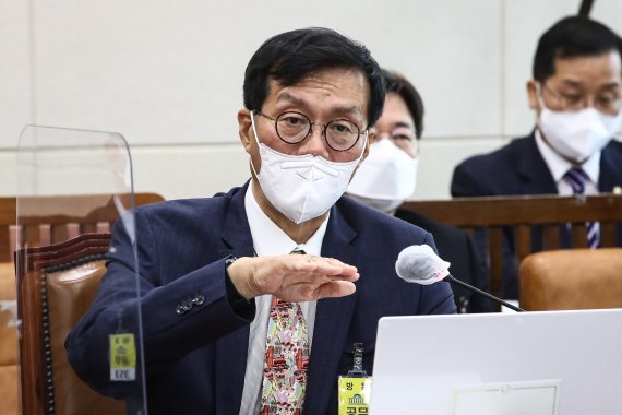 이 후보자가 19일 오전 서울 여의도 국회 기획재정위원회 전체회의실에서 열린 인사청문회에서 의원들의 질의에 답하고 있다. (공동취재)2022.4.19/뉴스1 © News1 유승관 기자