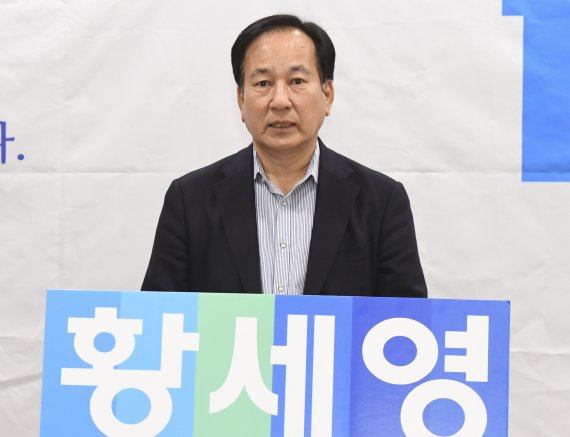 황세영 더불어민주당 울산 중구청장 예비후보가 19일 울산시의회 프레스센터에서 기자회견을 열고 공약을 발표하고 있다. (울산시의회 제공) © 뉴스1