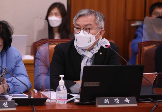 최강욱 더불어민주당 의원이 7일 서울 여의도 국회에서 열린 국회 법제사법위원회 전체회의에서 대장동 및 부산저축은행 사건 특검을 촉구하고 있다. 2022.3.7/뉴스1 © News1 이승배 기자