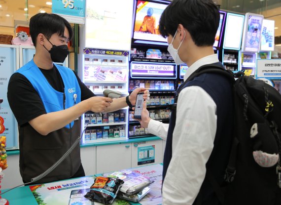한 학생이 아동급식카드(꿈나무카드)를 이용해 GS25에서 식료품을 구매하고 있다. / 사진=서울시 제공