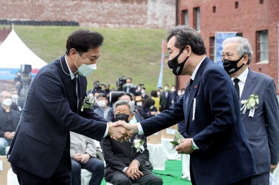 이낙연 전 더불어민주당 대표(오른쪽)와 오세훈 서울시장이 18일 오전 서울 서대문형무소역사관에서 열린 '5·18 민주화운동 제41주년 서울기념식'에서 악수를 나누고 있다. 뉴시스