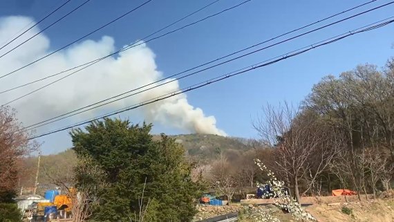 19일 오후 4시20분께 인천시 강화군 내가면 고천리 혈구산에서 불이 났다는 신고가 산림청에 신고돼 산림청, 인천소방본부 등이 진화작업을 벌이고 있다.(산림청 제공)2022.4.19/뉴스1 © News1 박아론 기자